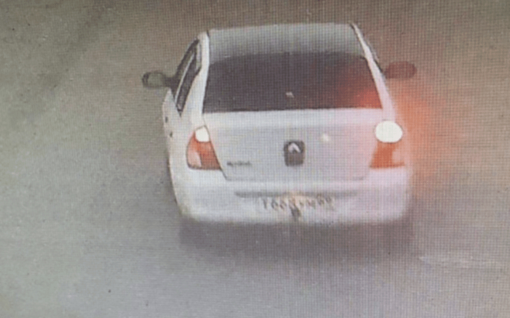 俄媒发布了两张枪手搭乘一辆白色车逃离现场的画面