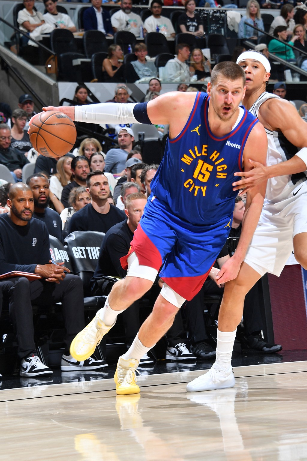 金塊收官戰128:118挫馬刺，約基治剛好65場加入爭MVP。法新社