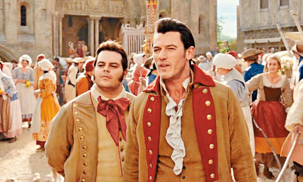 Luke飾演的加斯頓（右）和Josh飾的來富在電影中有曖昧之情。