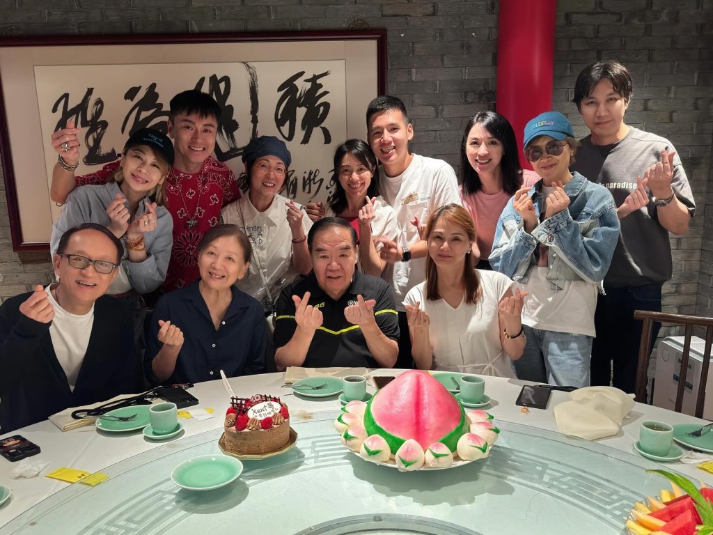 陳煒為鄭則仕慶祝74歲生日。 陳煒為鄭則仕慶祝74歲生日。