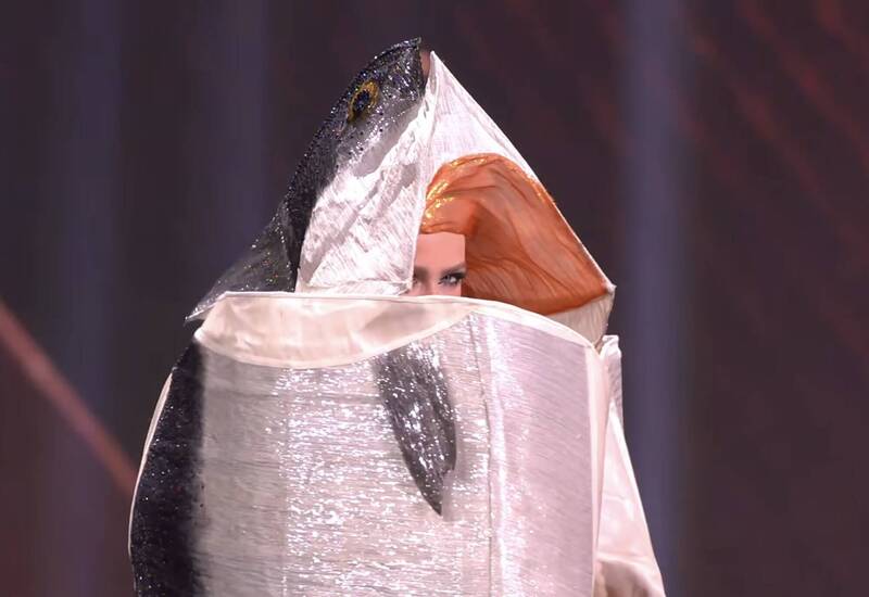 这身三文鱼装的鱼头可以拆开。X@banderaphl 这身三文鱼装的鱼头可以拆开。X@banderaphl