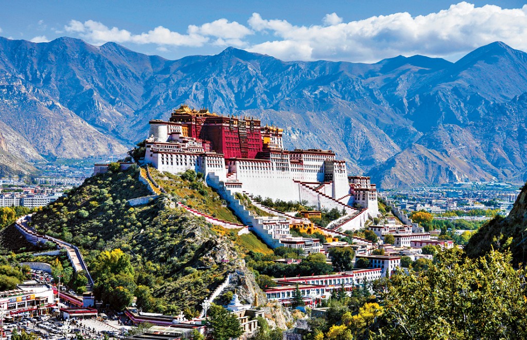 從拉薩團結公園旁的藥王山步行道遠眺布達拉宮。