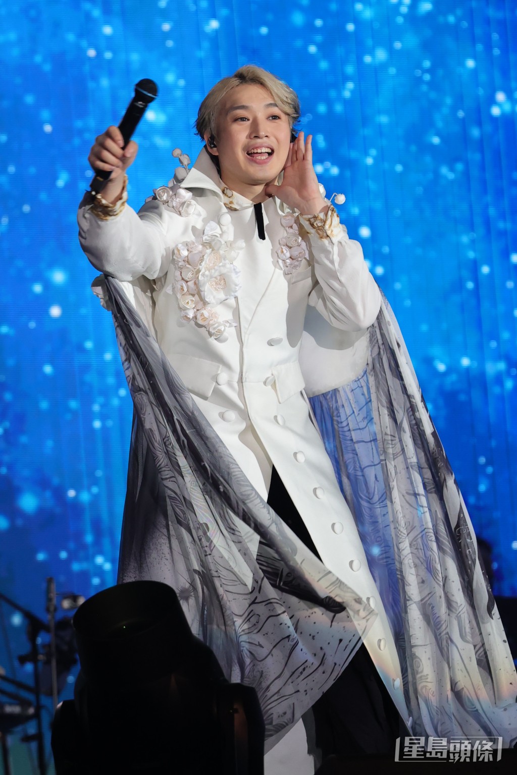 Jer與同為街頭表演者出身的吳林峰合唱。