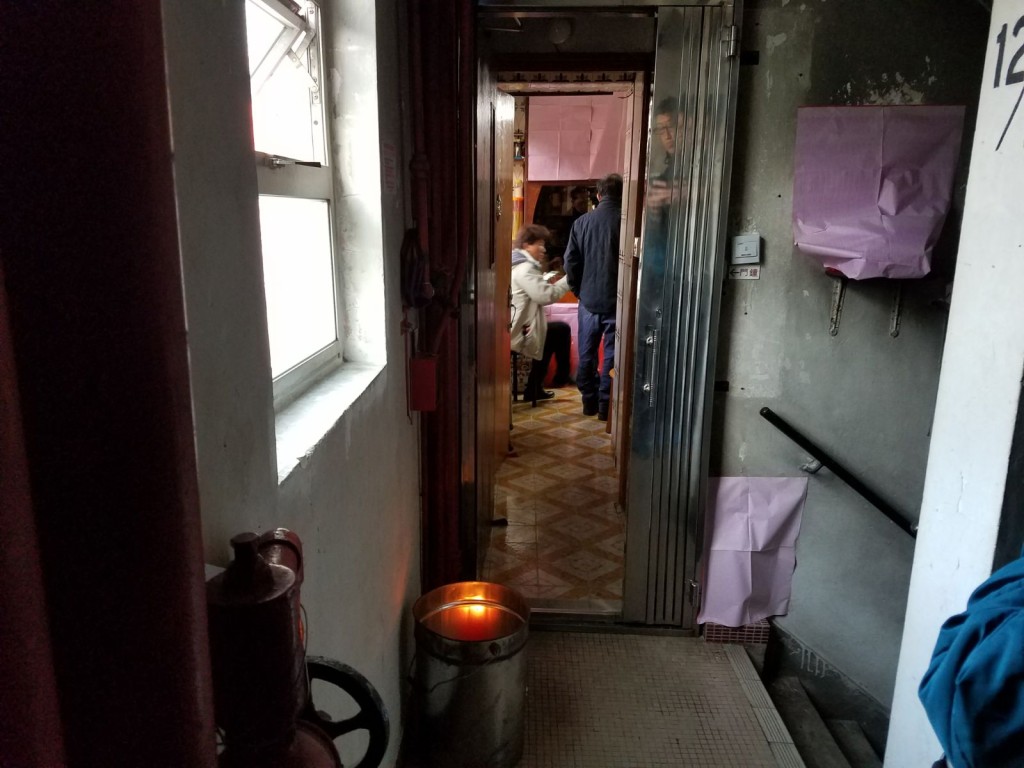 死者住所外擺放香燭