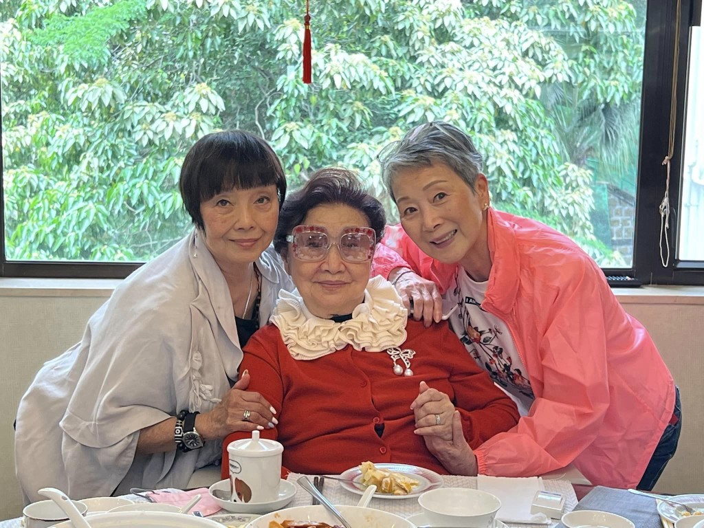 徒弟陈宝珠与梅雪诗在正日为白雪仙庆祝95岁生日！