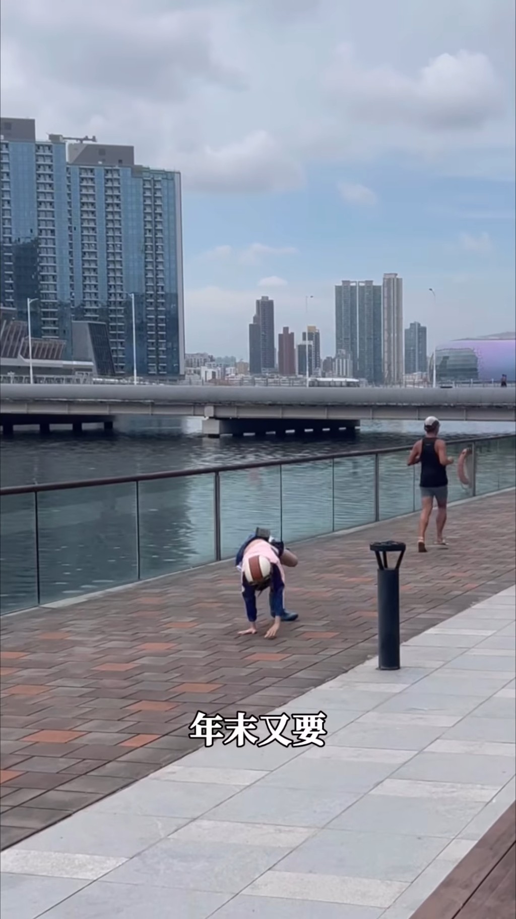 Sica何洛瑶亦有就质疑拍片回应，将自己的歌曲《天气之女》改歌词。