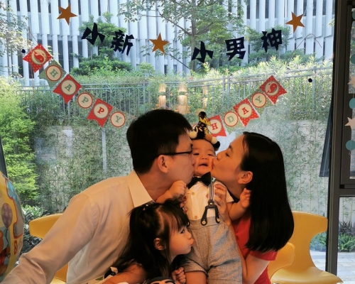 李蘊兒子1歲生日,與老公及女兒齊齊慶祝,二人夾攻「啜爆」寶貝仔。 李蘊IG