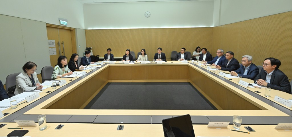 跨部门监察燃油供应专责组辖下公共交通服务特别申请工作组今日召开首次会议。 跨部门监察燃油供应专责组辖下公共交通服务特别申请工作组今日召开首次会议。