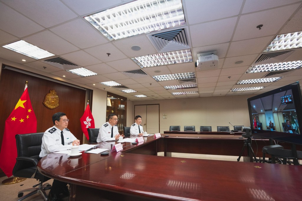 郭俊峯在入境處總部與澳門治安警察局局長吳錦華進行視像會議。