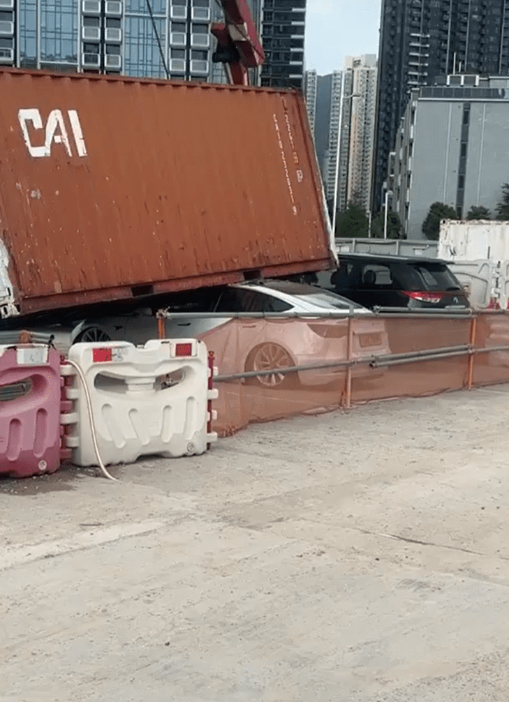 私家車被貨櫃壓扁損毀嚴重。fb：車cam L（香港群組）