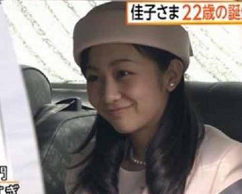 佳子公主今日前往皇居拜訪祖父母。