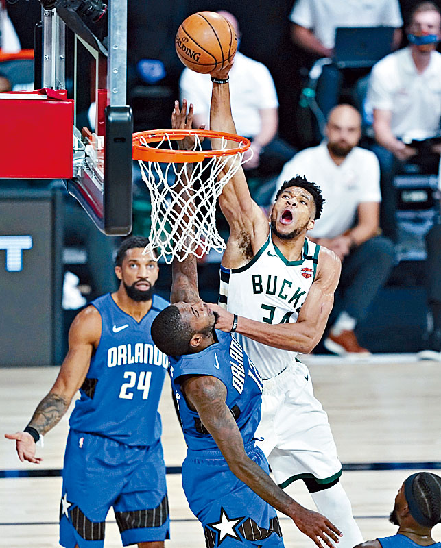 ■字母哥（右）今仗獨取廿八分和二十個籃板。