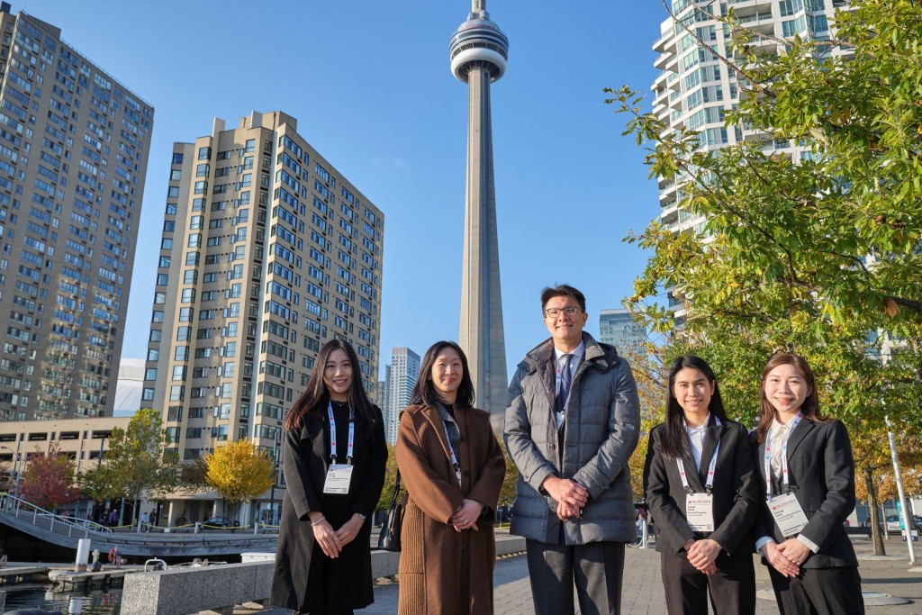 大律師公會主席毛樂禮（左三）、副主席薛日華（左二）、新晉大律師楊鈞愉（左一）、郭雅媛（右二）及翟敏而（右一）在加拿大國家電視塔前合照。
