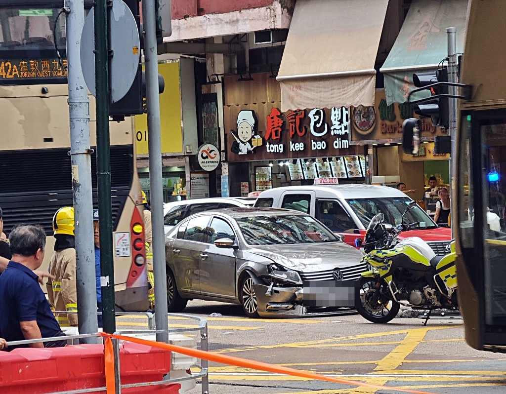 灰色私家車停在安全島。網圖