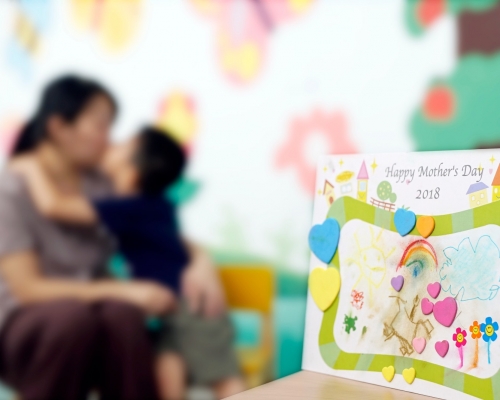 阿欣收到4歲的兒子親手製作的心意卡作為母親節禮物。