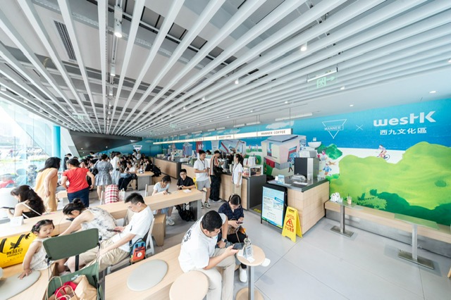 特別在國客濱江店Manner Coffee打 造的「WestK×MANNER」主題門店, 將西九的藝術理念融入上海市民日常 生活。(圖:西九文化區管理局提供) 特別在國客濱江店Manner Coffee打 造的「WestK×MANNER」主題門店, 將西九的藝術理念融入上海市民日常 生活。(圖:西九文化區管理局提供)