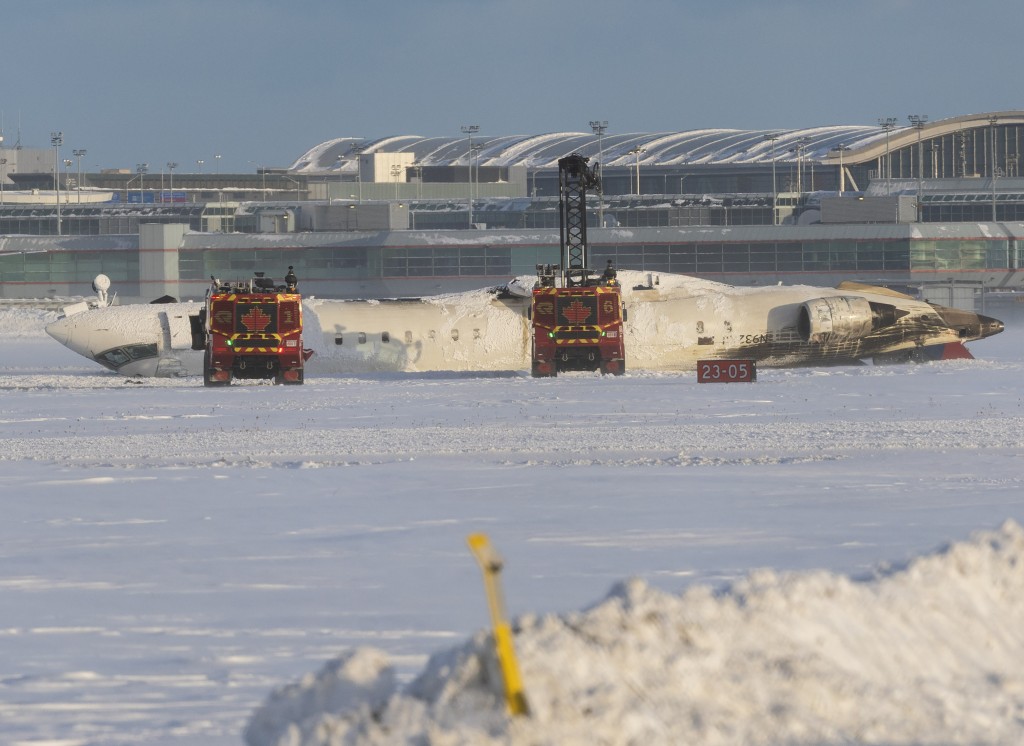 達美航班在雪地上「反肚」。新華社