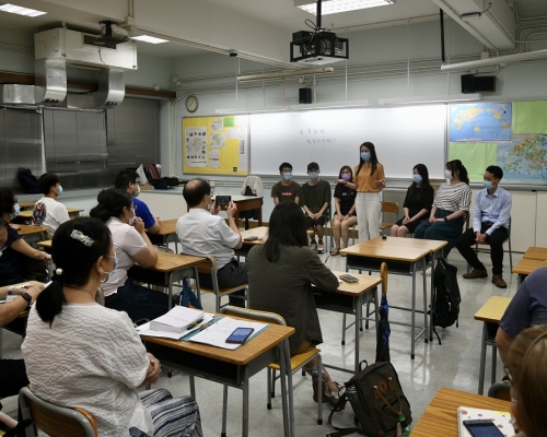 港專成人教育中心停辦夜校課程,師生舉行申訴會。