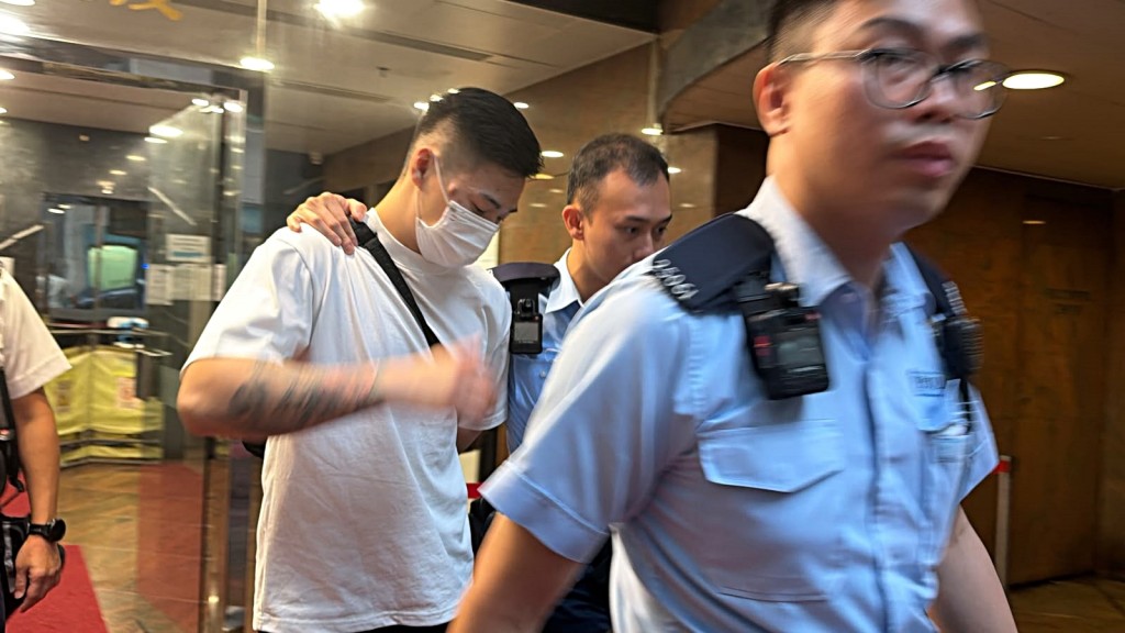 警員帶走一名欠交罰款男子。劉漢權攝 警員帶走一名欠交罰款男子。劉漢權攝
