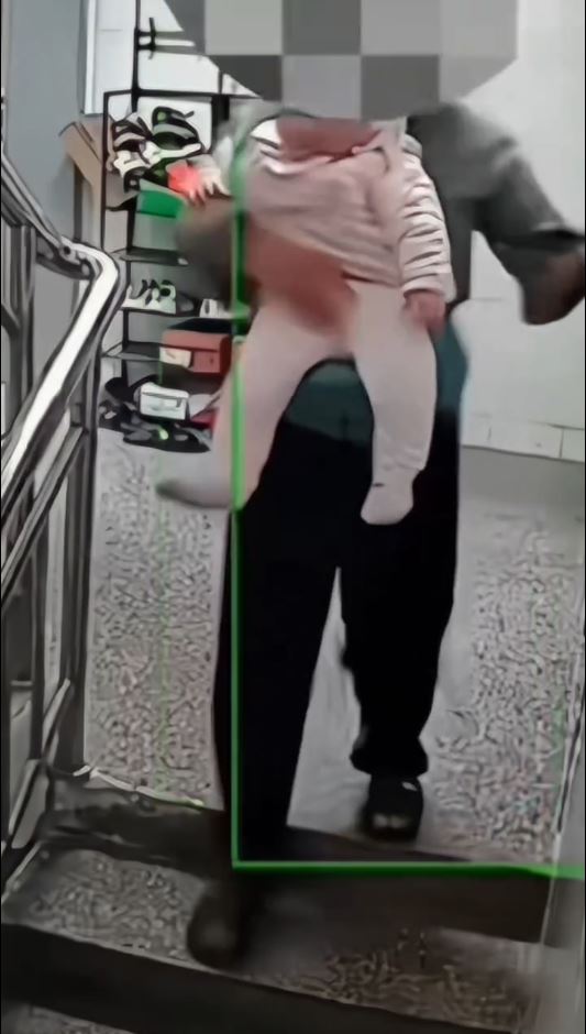 大妈只顾看手机害婴儿跌落楼梯。起点新闻