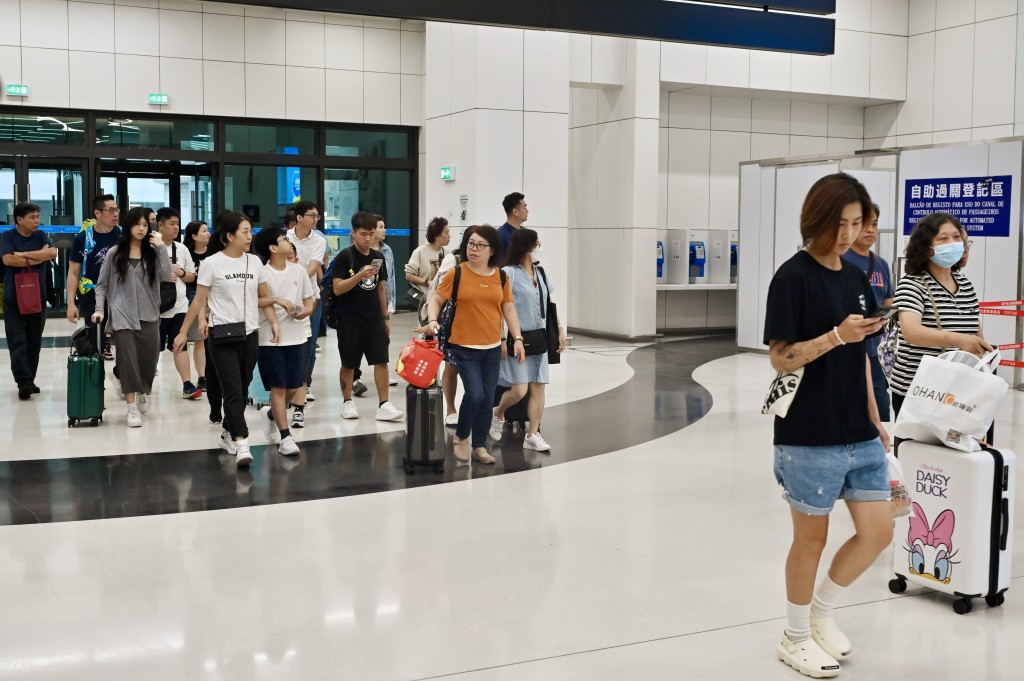 運輸署預計,公共運輸服務包括金巴及專營巴士B線的等候時間或會較長,乘客應考慮於非繁忙時間出行。 運輸署預計,公共運輸服務包括金巴及專營巴士B線的等候時間或會較長,乘客應考慮於非繁忙時間出行。
