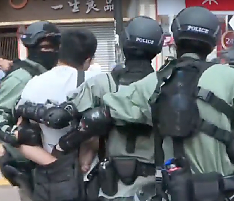 防暴警拘捕一名白衣男子。Now新聞截圖