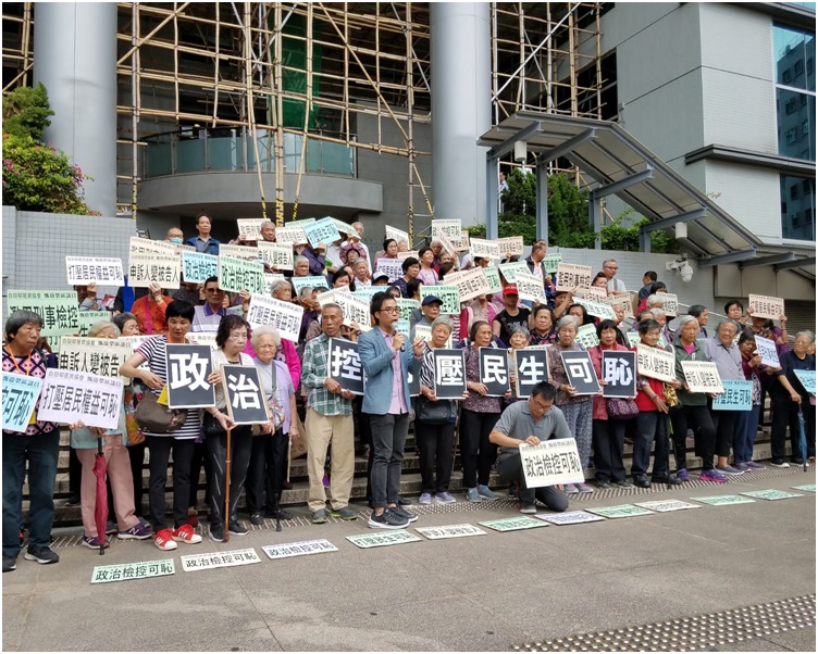 大批白田邨居民到法庭院支持。陳楚琨攝