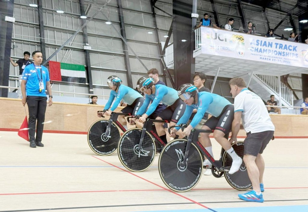 香港男子争先赛在比赛中，左起翁浚皓、杜棹熙及莫沚骏。香港单车总会图