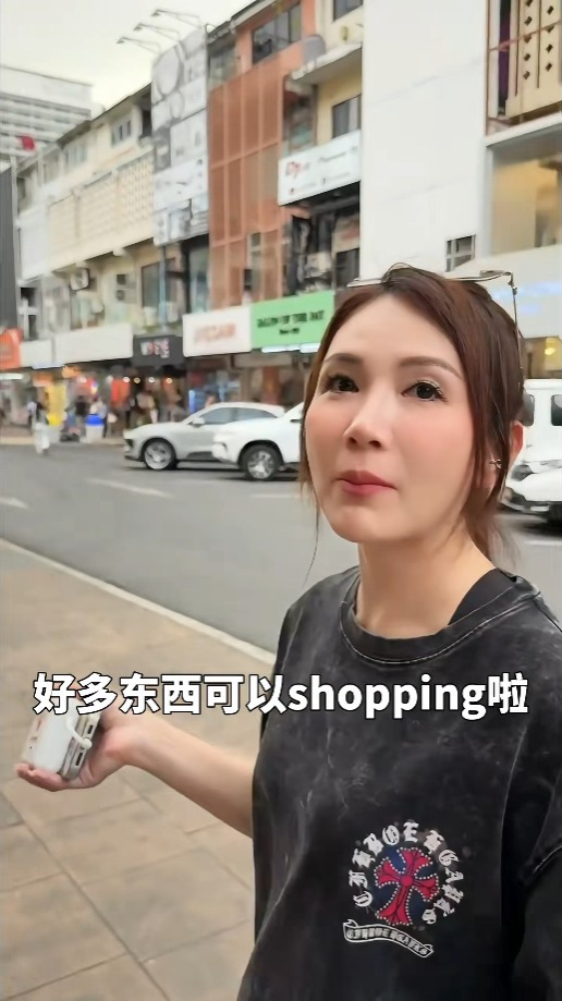 陳樂榣之後帶去購物。 陳樂榣之後帶去購物。