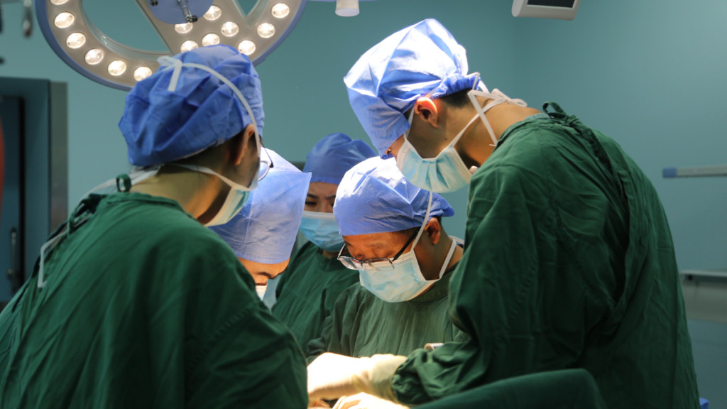 內地外科手術室存在醫生「開黃腔」亂象。（新華社資料圖片）