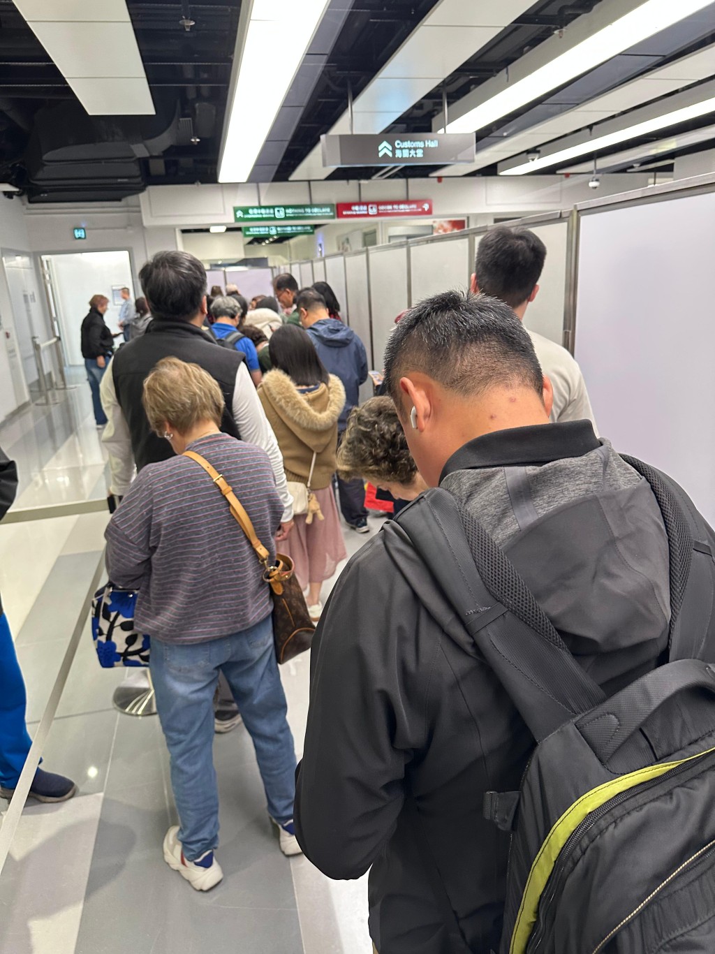 乘客梁小姐則在海關前站立等候，大感不滿，稱行動不便老人家相當辛苦。梁小姐提供