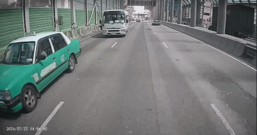 男子突然打開左車門跳車,倒地後在地上打跟斗。fb「屯門公路塞車關注組」Pong Wu片段截圖 男子突然打開左車門跳車,倒地後在地上打跟斗。fb「屯門公路塞車關注組」Pong Wu片段截圖