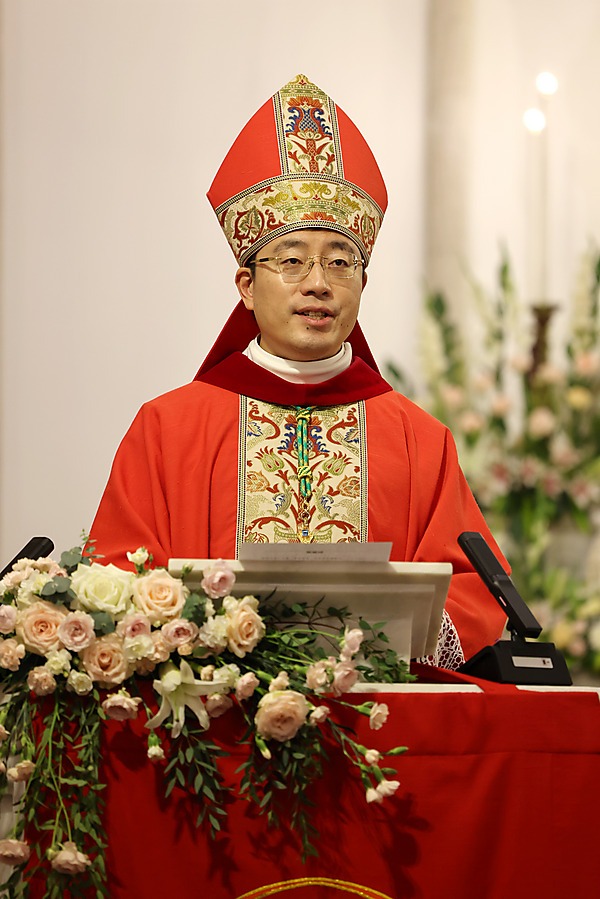 9月8日,天主教重慶教區丁楊主教祝聖典禮在重慶市渝中區天主教堂舉行。圖:來源:中國天主教 9月8日,天主教重慶教區丁楊主教祝聖典禮在重慶市渝中區天主教堂舉行。圖:來源:中國天主教