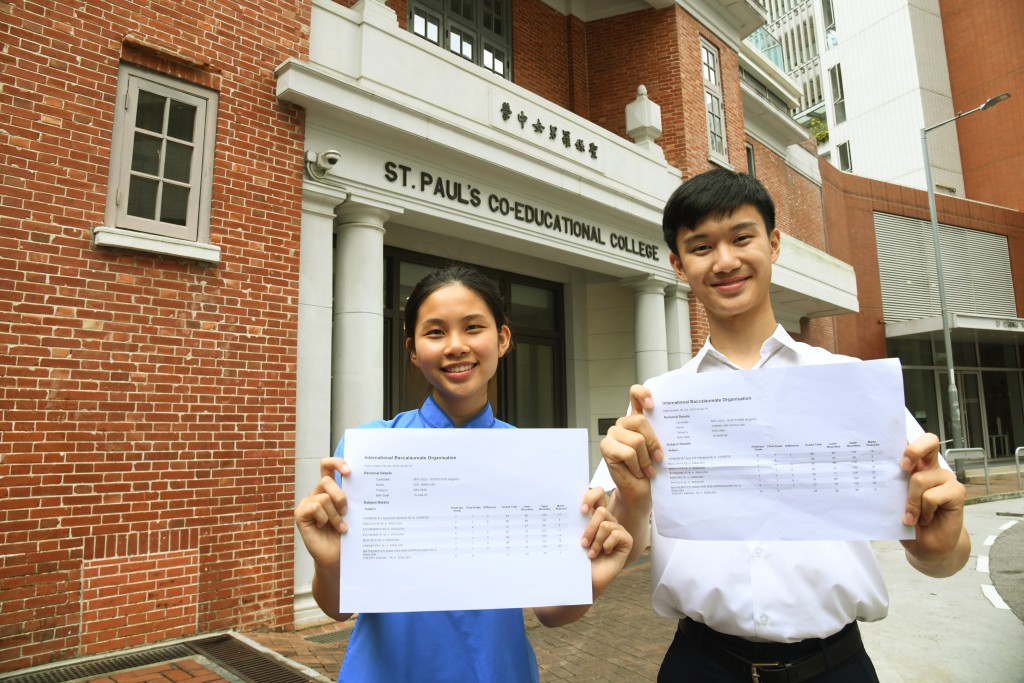 圣保罗男女中学两名IB状元，李颖希（左）与章俊霖均选择赴美升学。 何健勇摄