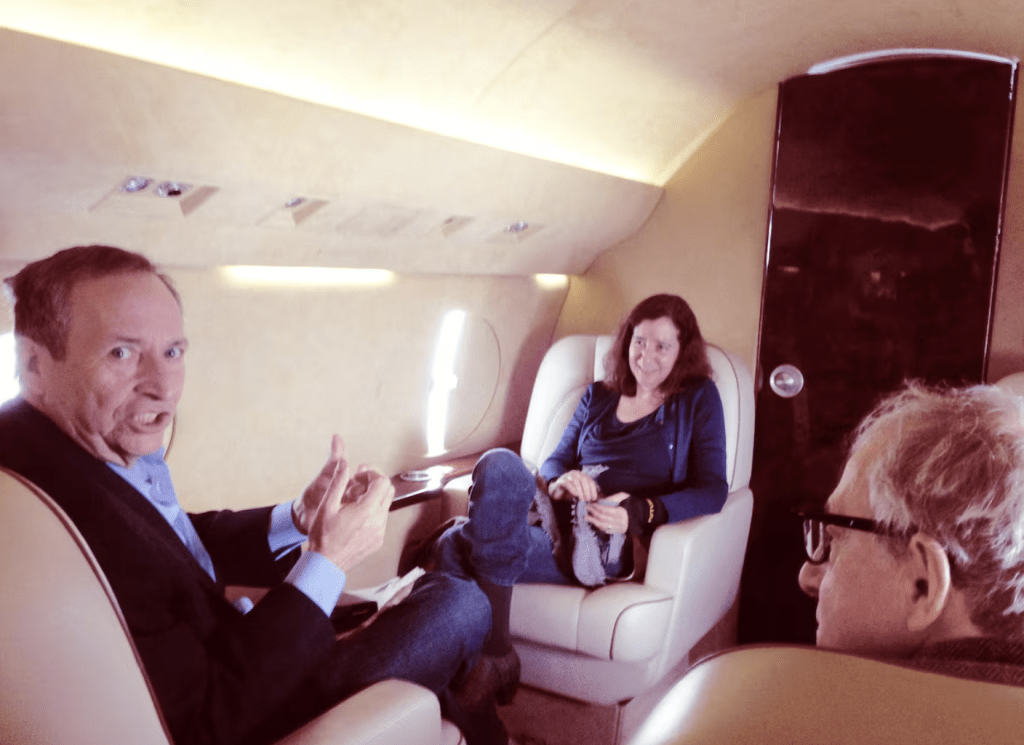 美国民主党早前𫓪布的爱泼斯坦档案文件中，出现萨默斯的照片。路透社