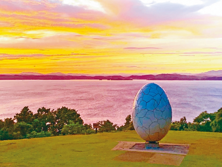 三宅之功的巨大蛋狀藝作，屹立向以夕陽美景見稱的小豆島屋形崎。