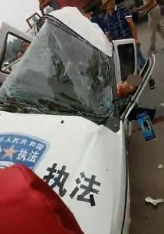 執法車車頭嚴重撞毀。