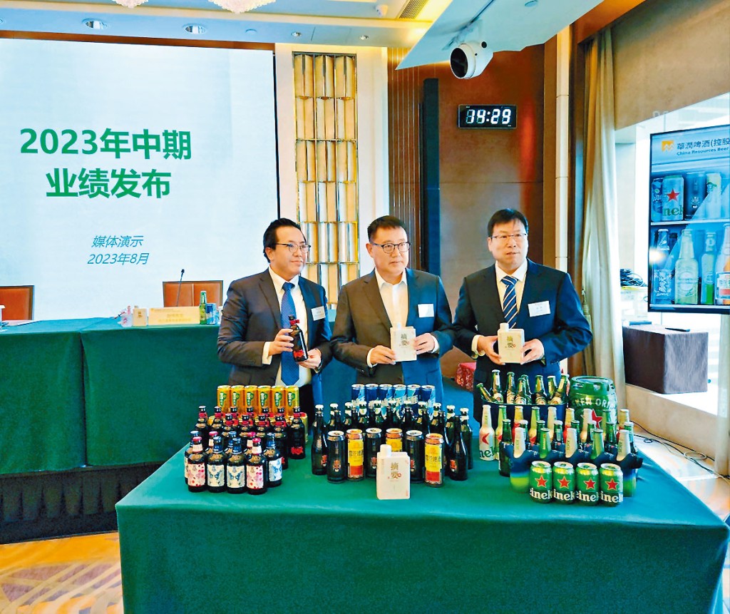 侯孝海(中)指,相信啤酒行業最壞時期已經過去。