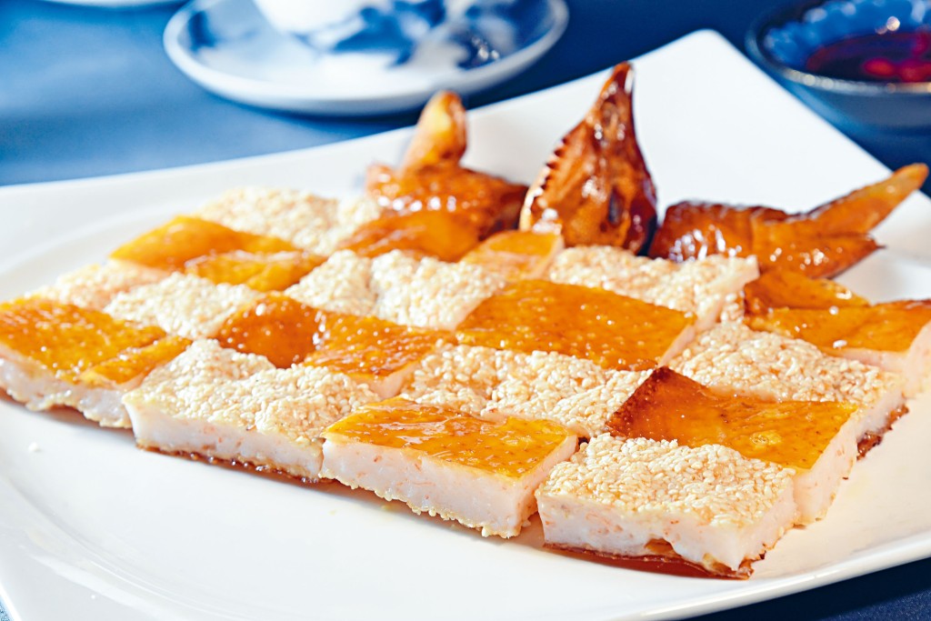 江南百花鸡属步骤繁复、讲求火候的手工菜，脆卜卜、香喷喷的鸡皮下是弹牙的虾胶，口感丰富。