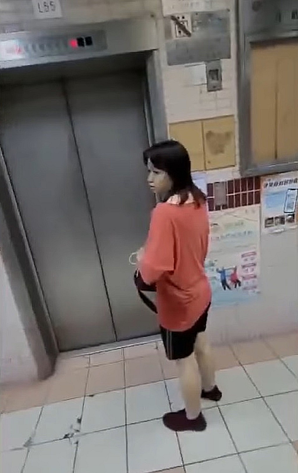 薛影儀去年9月在朗屏邨乘電梯沒有佩戴口罩被街坊追擊。 影片截圖