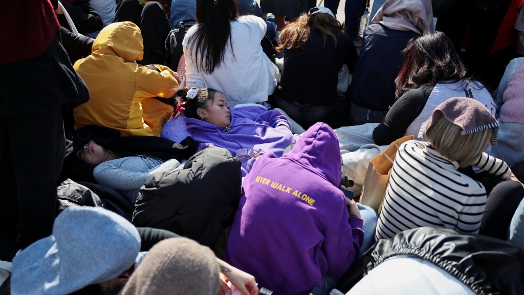 BTS光化门开唱,民众下午到场霸位。 路透社 BTS光化门开唱,民众下午到场霸位。 路透社