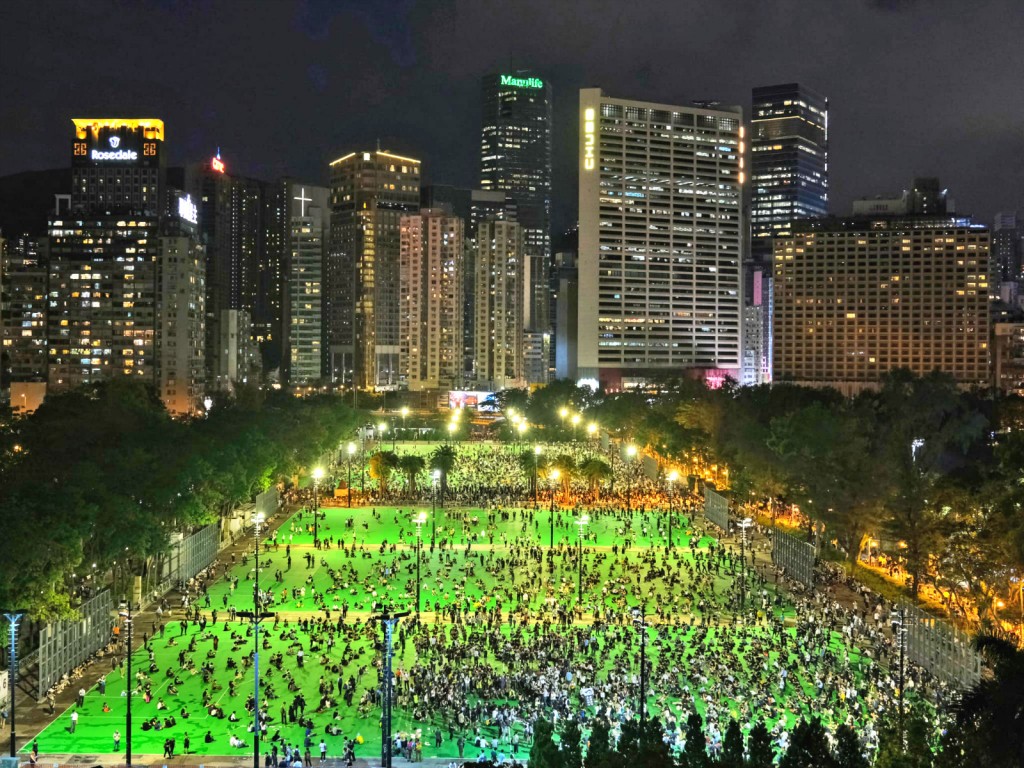 黑衣人群聚集維園。