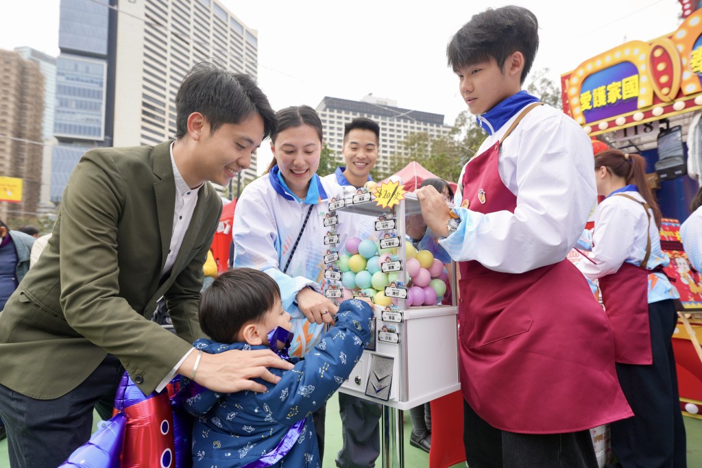 小朋友參觀「懲教先鋒領袖」年宵攤位。