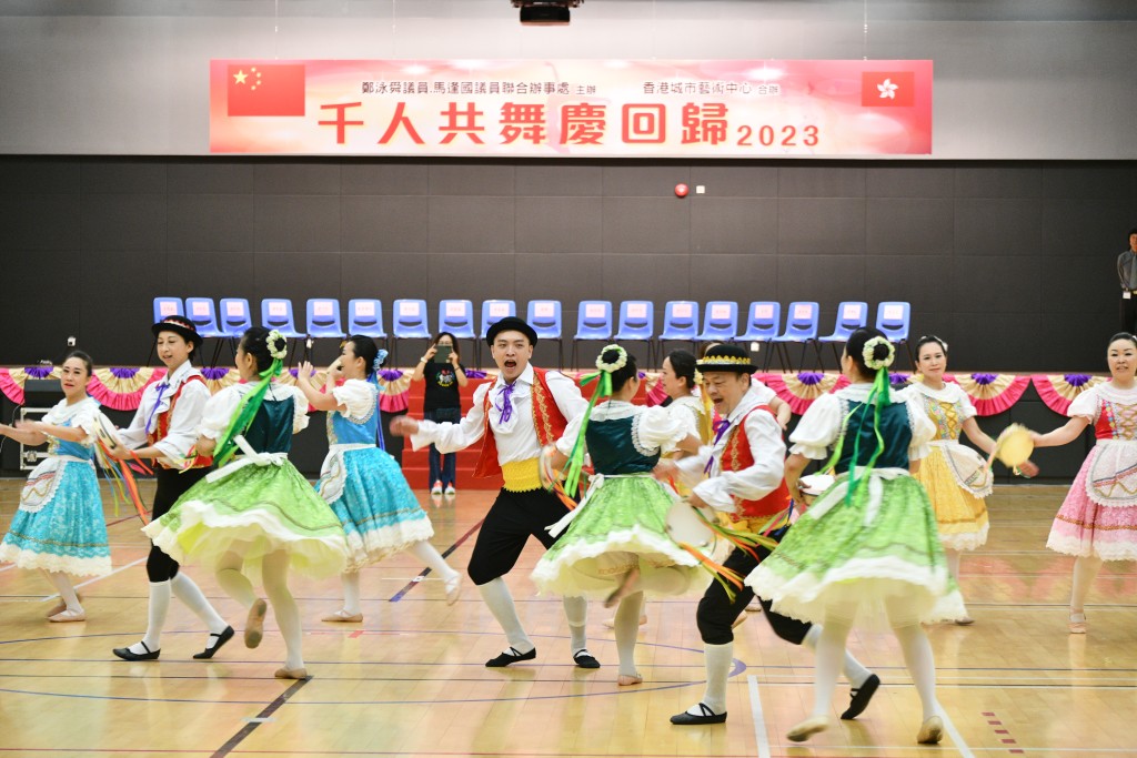 「千人舞」由40多個舞蹈團體共同演出，現場氣氛熱烈。盧江球攝