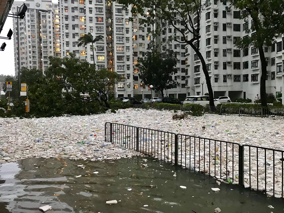 杏花邨遺下大批海洋垃圾,頓變「發泡膠海」。fb群組「香港突發事故報料區」