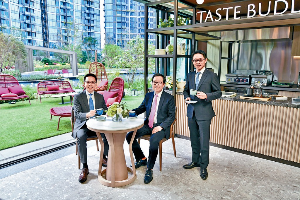 新地雷霆（中）表示，SIERRA SEA新一期售價有加價空間。左為陳漢麟、右為胡致遠。