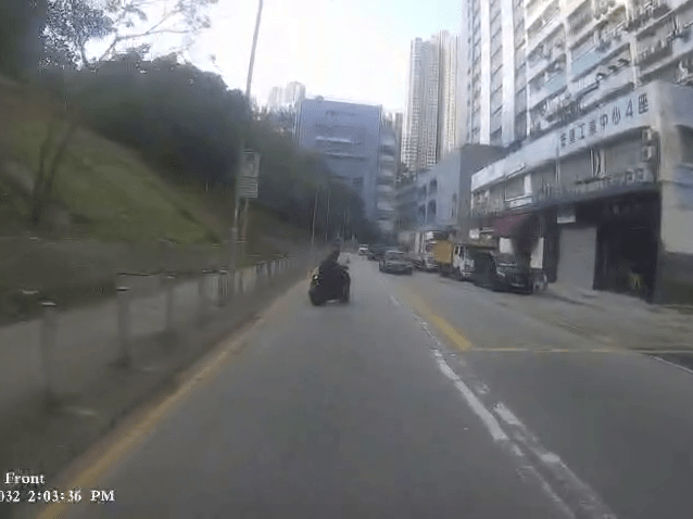 幪面鐵騎士駕駛電單車突然閘停一部車輛，用意不明。