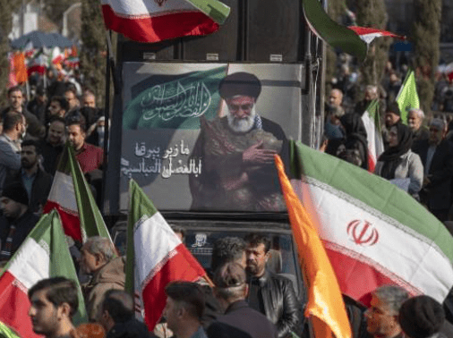 伊朗官方宣布已「全面控制局勢」，並在今日組織數以萬計的親政府群眾上街反擊，高喊「美國去死」等口號。法新社