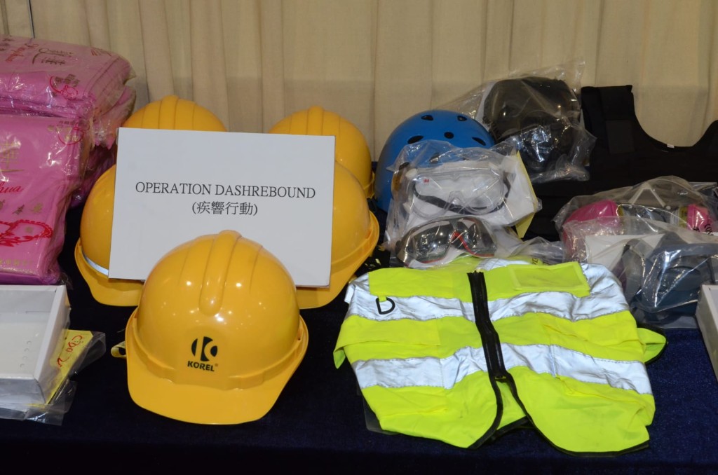 警方于旺角「桔梗」店内发现头盔、防毒面具、伸缩警棍、盾牌等。