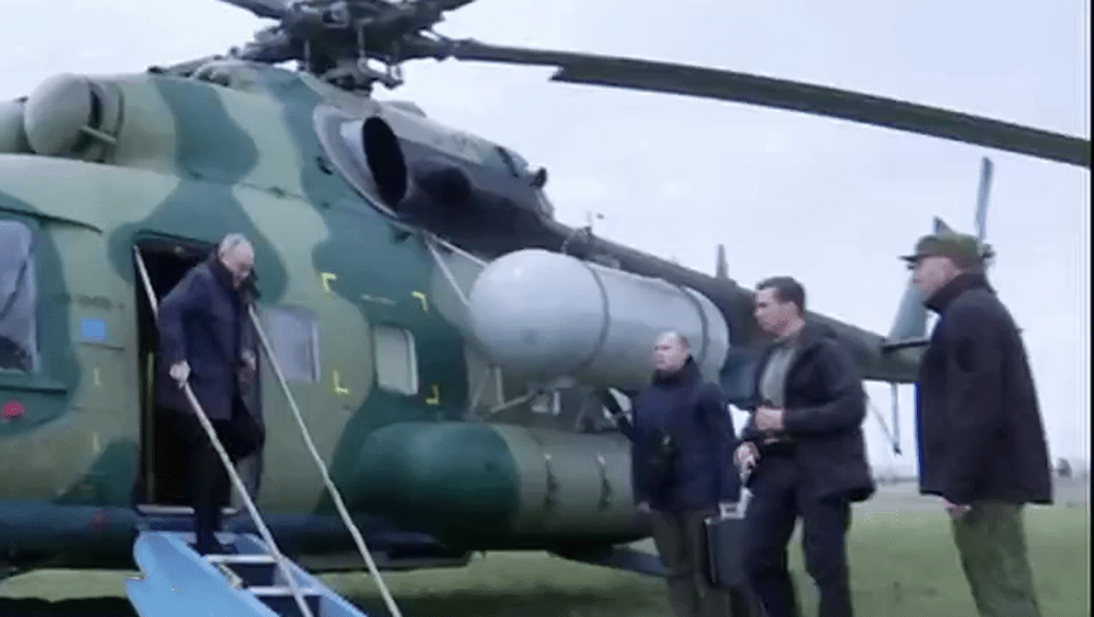 官媒釋出的2分鐘影片捕捉到了普京走下軍用直升機。